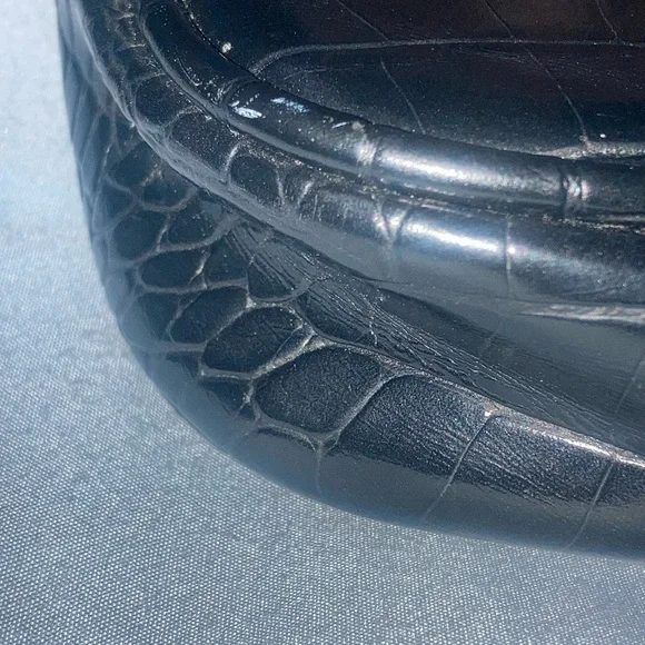 Yves Saint Laurent Black Croc-Embossed Shoulder Bag - Picture 5 of 10